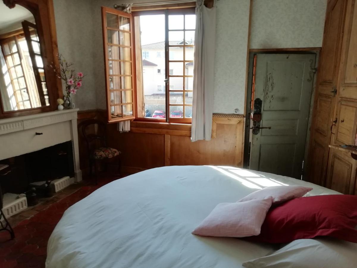 La Tour Mandot Bed & Breakfast Montluel Exterior photo
