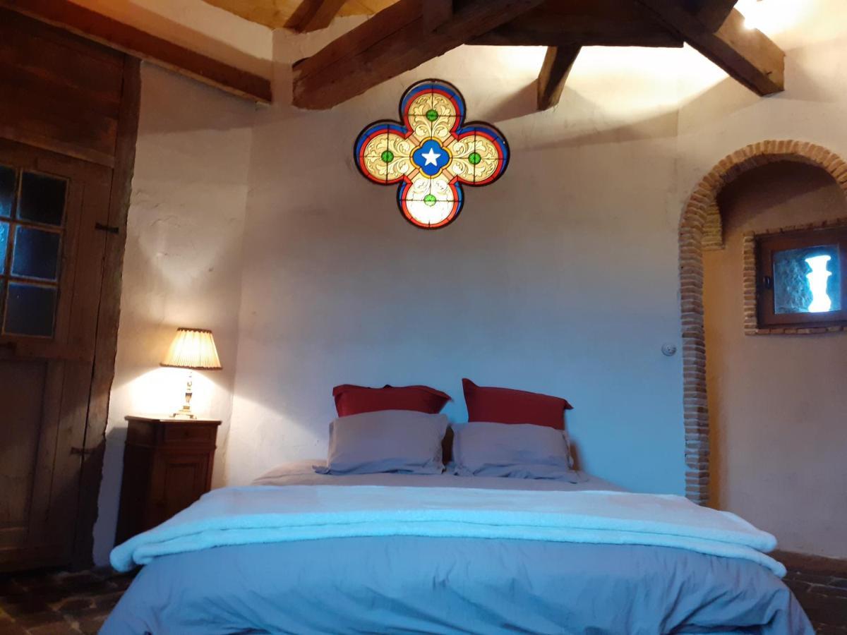 La Tour Mandot Bed & Breakfast Montluel Exterior photo